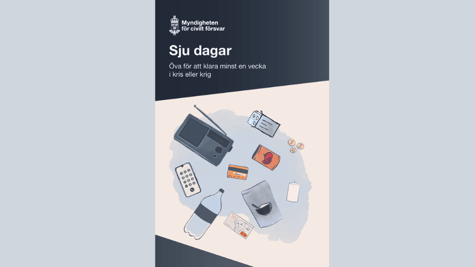 En illustration för webbkursen Sju dagar. På bilden ser vi saker som kan ingå i en krislåda, en radio, en vattenflaska, konserver, stearinljus med mera.