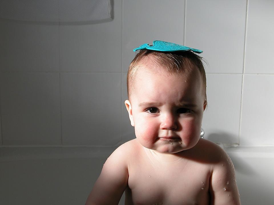 En bebis i ett badkar.