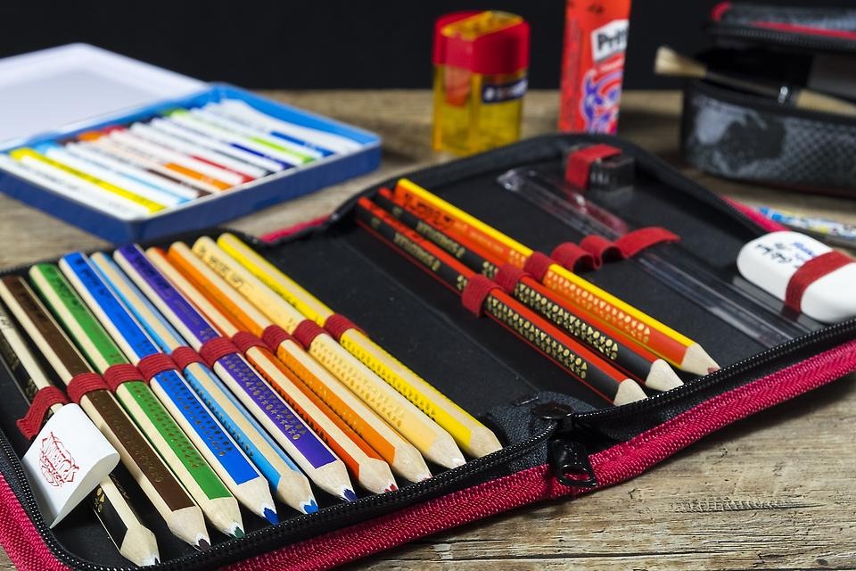Färgglada pennor i ett pennfack.