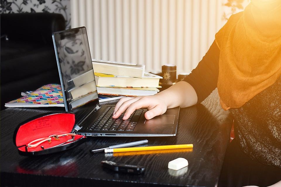 Kvinna som arbetar vid en dator.