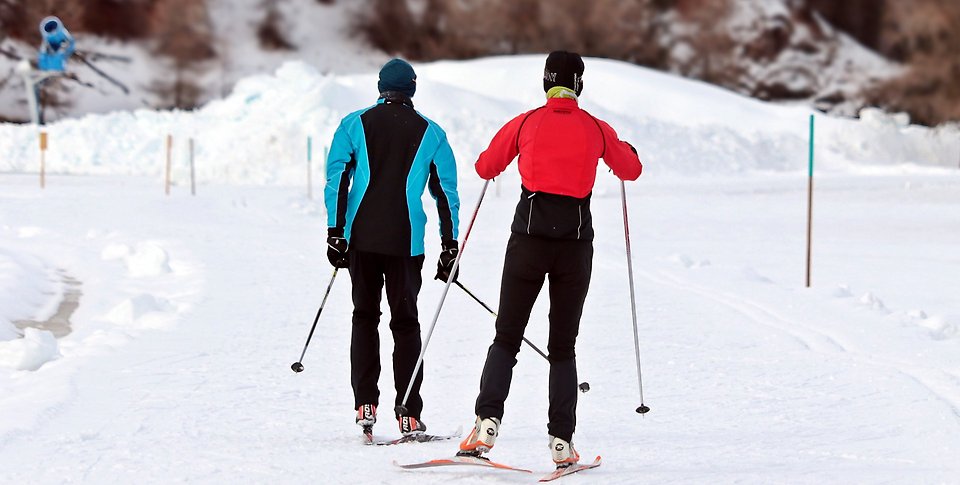 två personer som åker längdskidor