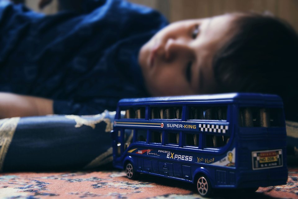 Barn och leksaksbuss.