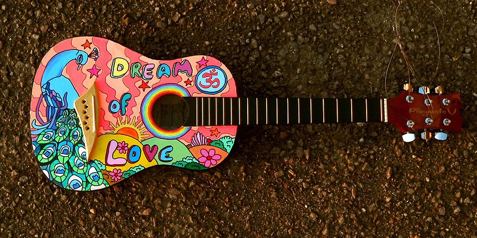 En färgglad gitarr.