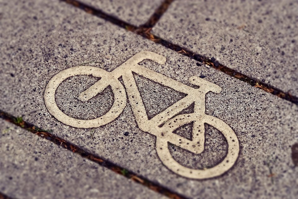 Cykelvägssymbol i gatan.